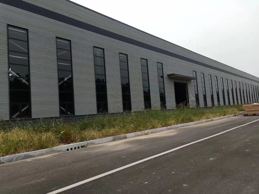 Solidny prefabrykowany magazyn stalowy z drzwiami rolowanymi